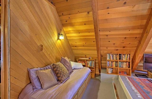 Dreamtime Cabin with Deck in Sequoia Natl Forest!