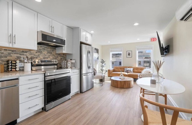 Dreamy Apartment in Downtown, 1 BDR, Kitchen, Luxury Bath, Walk to Shops and Entertainment