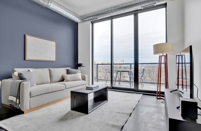 Dreamy Bucktown 1BR w/BBQ, Roof & Outdoor firepit, by Blueground
