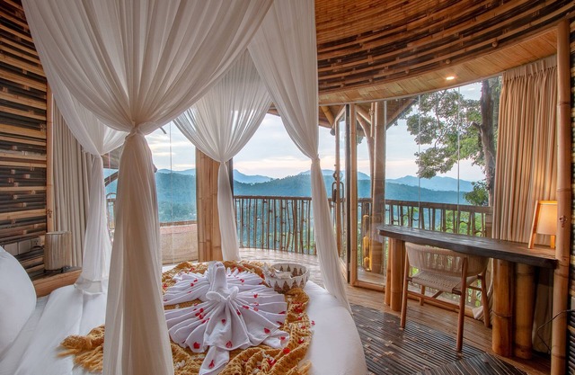 Dreamy Cliffside Bamboo Villa with Pool and View