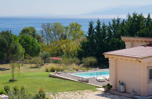 Driftwood Villas is an eco villa with a private pool, 3min walk from the beach!