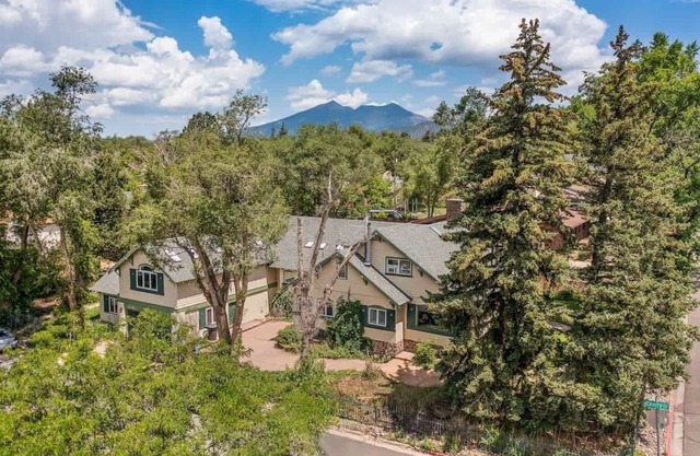 DT Flag | Epic Game Room | Hottub | BBQ | Fire Pit