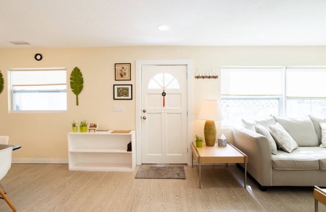 DT home 10 min. drive from beach