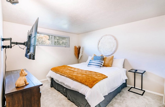 DT UofU 2Bd/1Ba Full Duplex House/King Bds