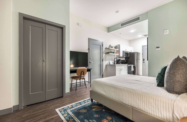 Dual Stay Near Atrium Hospital | 1 Mi to Cherry St; Mercer Music at Capricorn –