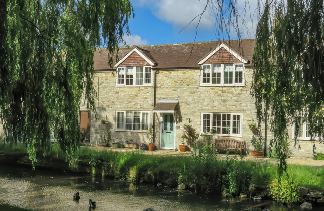 DUCK COTTAGE, pet friendly, with open fire in Sutton Poyntz