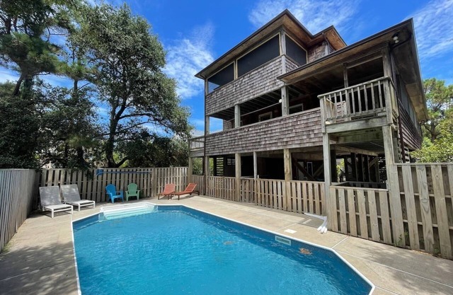 Duck Cottage w/Heated Pool , big porches and 5 min walk to beach