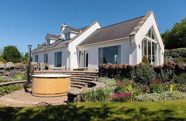 Dundarragh Lodge, Stunning North Coast Villa With River Views & Hot Tub For 20+