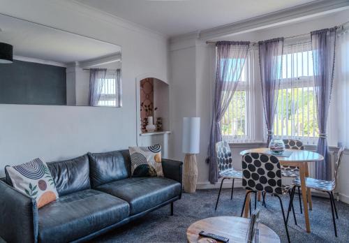 Dundee themed apartment with free parking