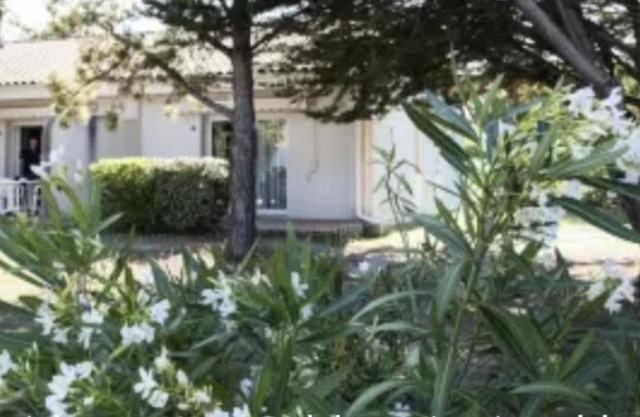 Duplex 3 piscines (1 chauffée/couverte) 300m plage