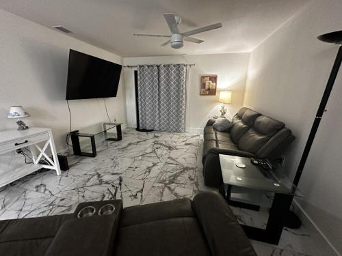 Duplex on CANAL all updated new furniture