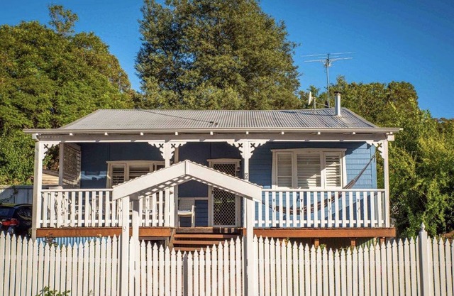Dwellingup Retreat is cottage close to forest and shops