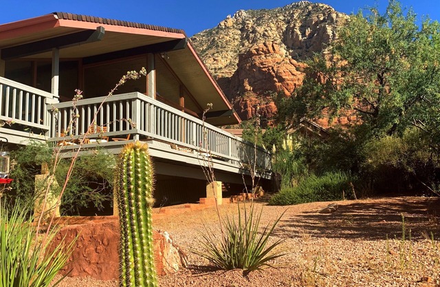Dynamite Red Rock Views w Spa & gas fire-table