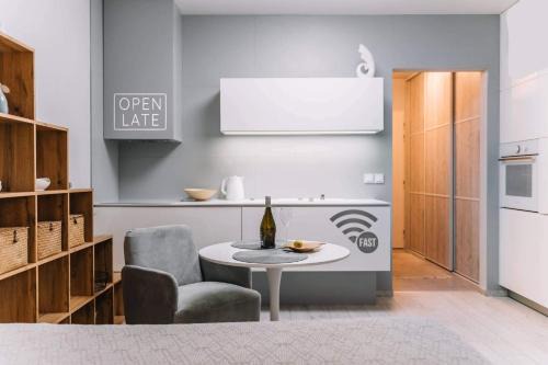 E3 Luxury OldTown Apt w Free Garage, Supermarket, FastWifi, Unlimited Music, Prime Video, Aircon