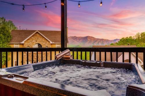 Eagle View Chalet 3BR 3BA - Gatlinburg Retreat - Scenic Mountain Views, Hot Tub, Game Room, Firepit, Foliage - Sleep 8
