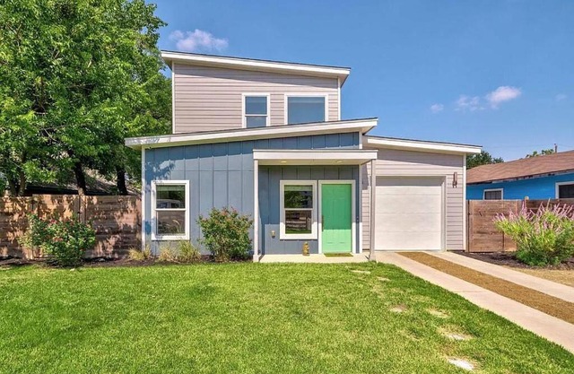 East Austin 3 bedroom home w/pet friendly yard