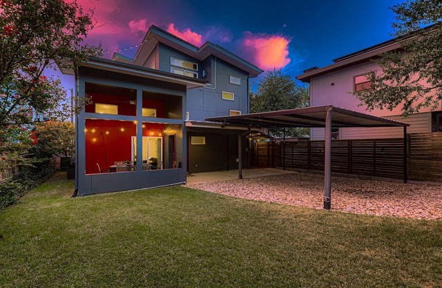 East Austin Modern | Rooftop Deck | Walk to Bars