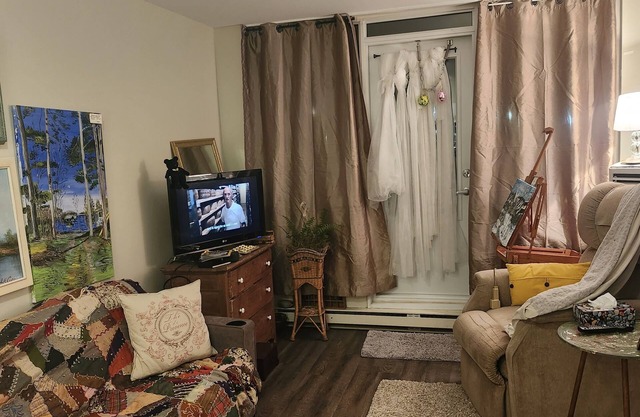 East Hamilton, close to stores, park, and downtown!