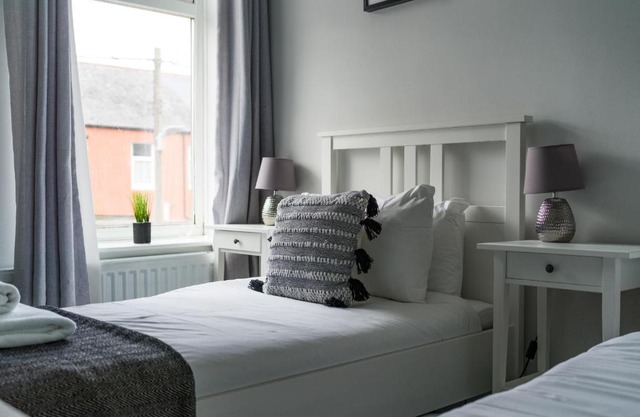 East House-Sleeps 5-Pet friendly-Garden - Parking