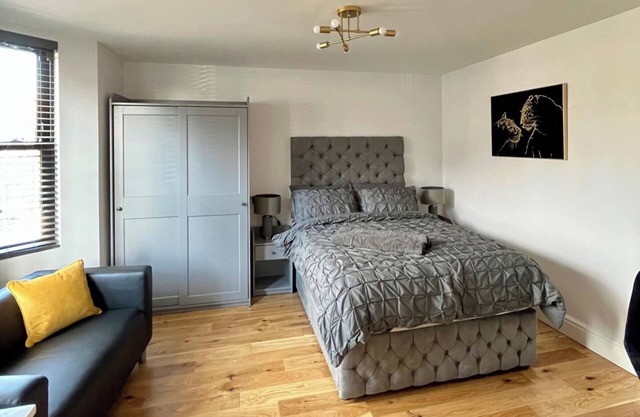 East London 1-Bed Apt, Sleeps 2 with Parking