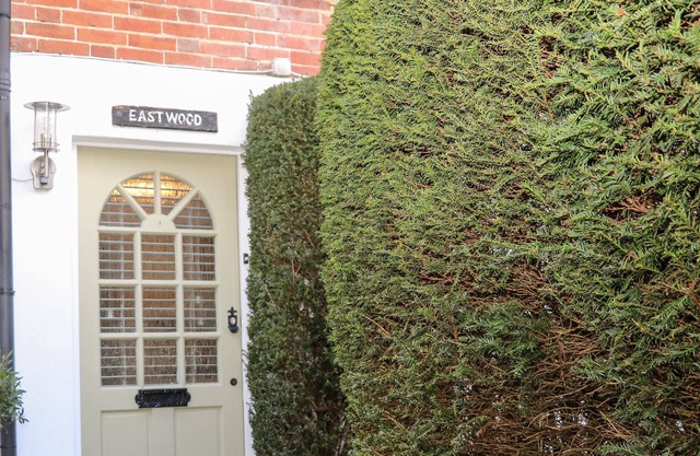 EASTWOOD, romantic, character holiday cottage in Maresfield