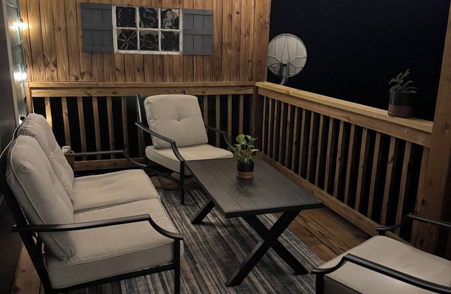 Easy access 3 bd 3 ba riverside retreat just 5 mins from WCU campus! Ping pong!