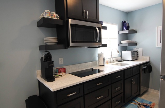 Easy walk to downtown restaurants and half a mile to the beach!