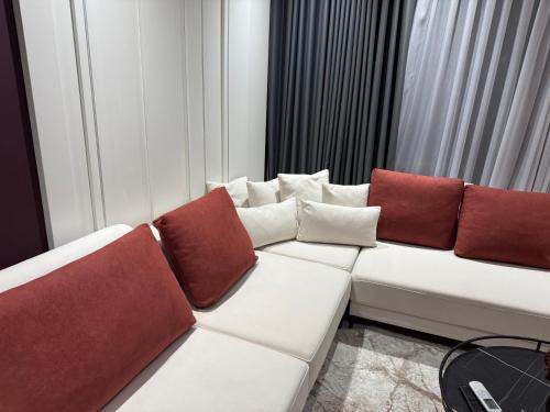 EB Lake View Apt