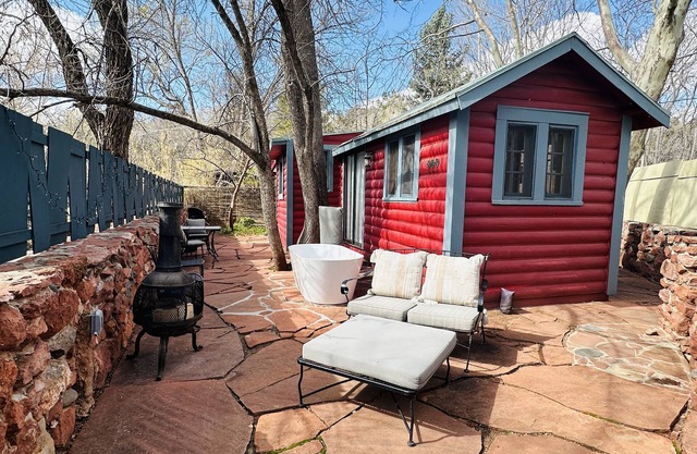 Eclectic Cottage on the Creek!
