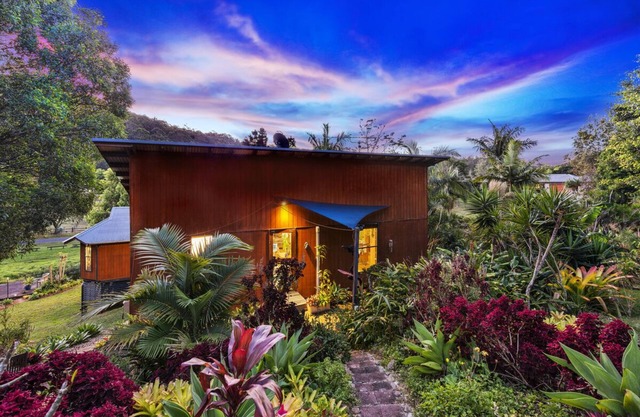 Eco Garden Cottage - Private, Peaceful and Beautiful - 15min to Burleigh Heads