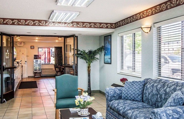 Econo Lodge Inn & Suites Southeast