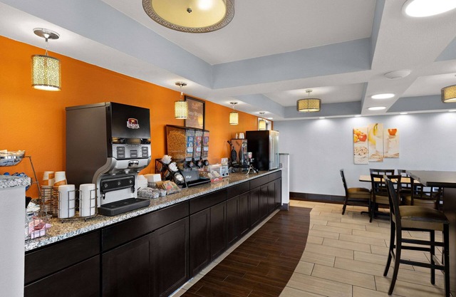 Econo Lodge White Pine Morristown I-81 & I-40 Split