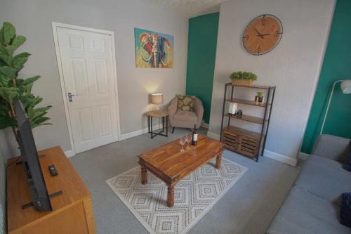 Egton St - Stylish house with parking, near town!