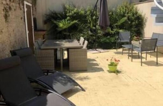 Eléonore, duplex, shared courtyard near sea (3)