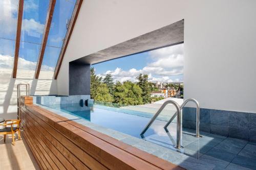 Elegância e Conforto com Piscina Aquecida by Achei