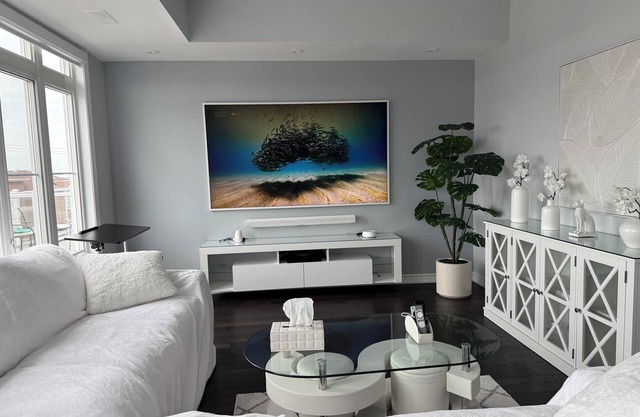 Elegant 2-bedroom townhome in Pickering with AC Free Wifi and Parking included