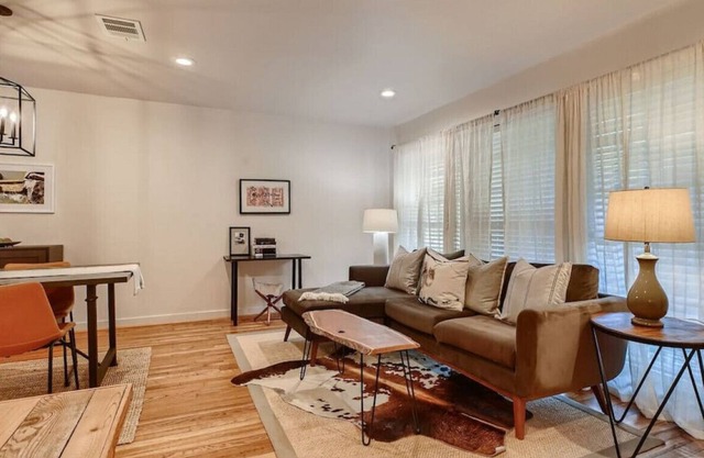 Elegant 3 BDRM Home Mins to Stadium, Hospitals, Downtown Houston