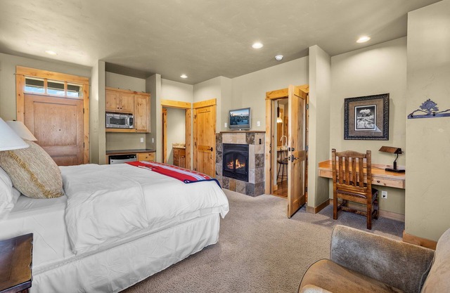 Elegant Cabin Retreat at Brasada Ranch | Golf Views, Private Decks & Resort Perks