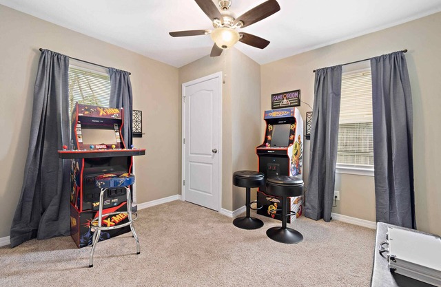 Elegant Escape, 4BR, Arcade Games, Stocked Kitchen, WiFi
