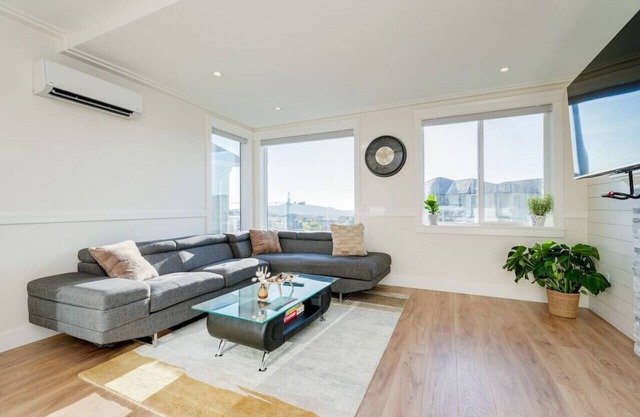 Elegant Home In Victoria BC