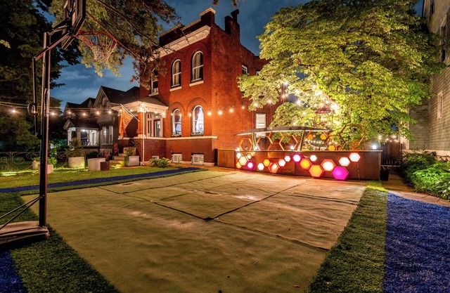 Elegant house pool, sports, pizza & boat bar, business center, mini theater.