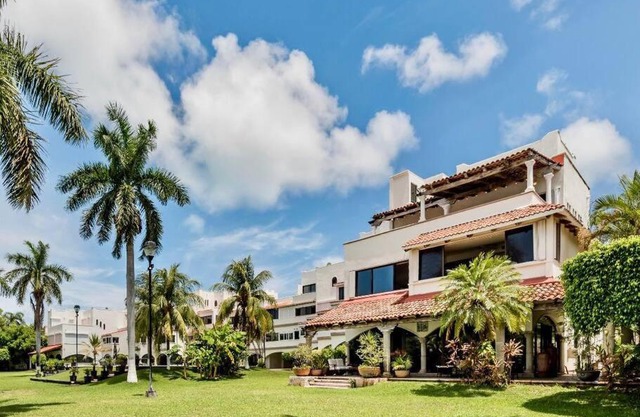 Elegant Lagoon front Villa by CASA PARAISO