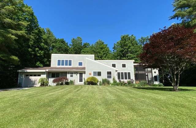 Elegant & private light-filled 1 level, available Sept. 1 - Oct. 31- disc. 20%