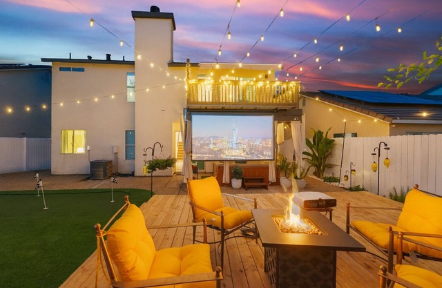 Elegant Retreat for 10 Hot Tub Games Mini Golf Stylish & Serene Getaway