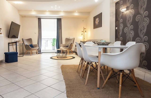 Elegant Spacious 2 Bd Apt in Petralona