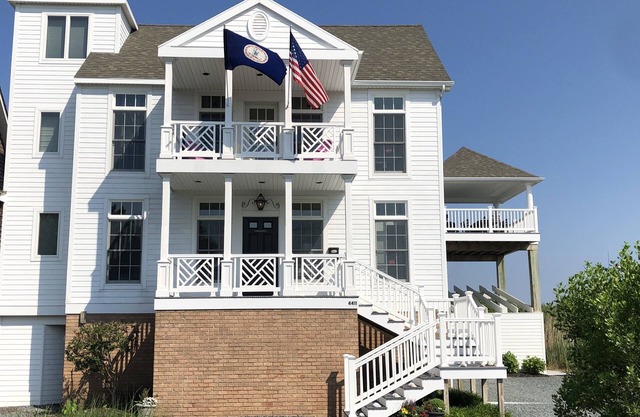 Elegant Waterfront Residence, Magnificant Sunsets, Close to Town Ctr, Elevator