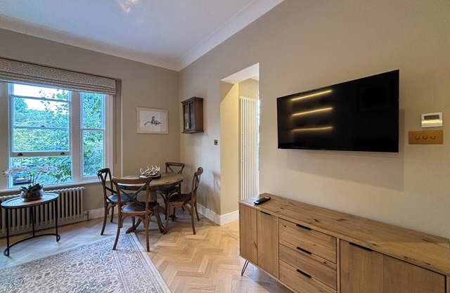 Elegantly Renovated 2BD w Balcony in Notting Hill