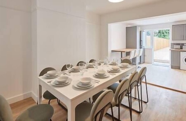 Elfleda Stay | Modern 5 bedroom house