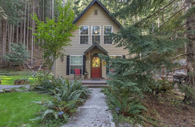 Elk Crossing Cozy Cabin at Crystal Mountain by RedAwning