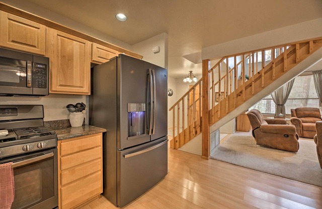 ‘Elk Haven’ Show Low Cabin w/ Deck & Pool Table!